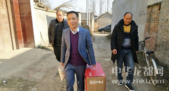 駐村第一書(shū)記用稿費(fèi)買(mǎi)餃子送貧困戶過(guò)冬至