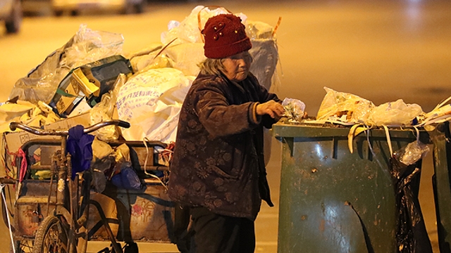 敬禮，勵(lì)志可愛的“拾荒奶奶”