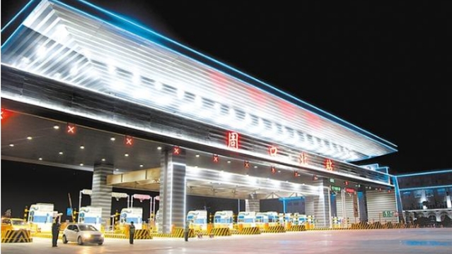 周口北收費站流光溢彩，一派迎接省十三運會的喜慶氛圍