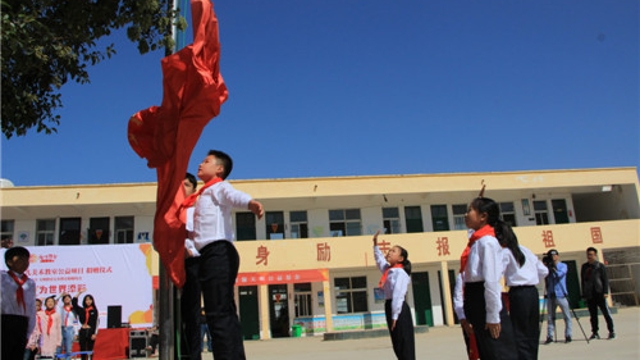 周口留守兒童的國(guó)慶節(jié)：敬隊(duì)禮、升國(guó)旗
