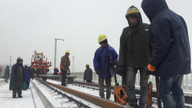 致敬！風(fēng)雪中的高鐵建設(shè)者