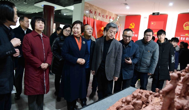 張振?！胺榛鹉甏扁x瓷泥塑藝術(shù)展在周口市文化中心展出