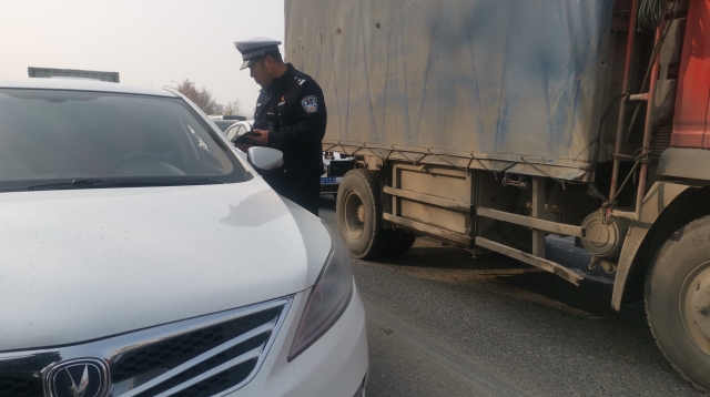 周口限行第一天，交警蜀黍上路勸返近百輛車