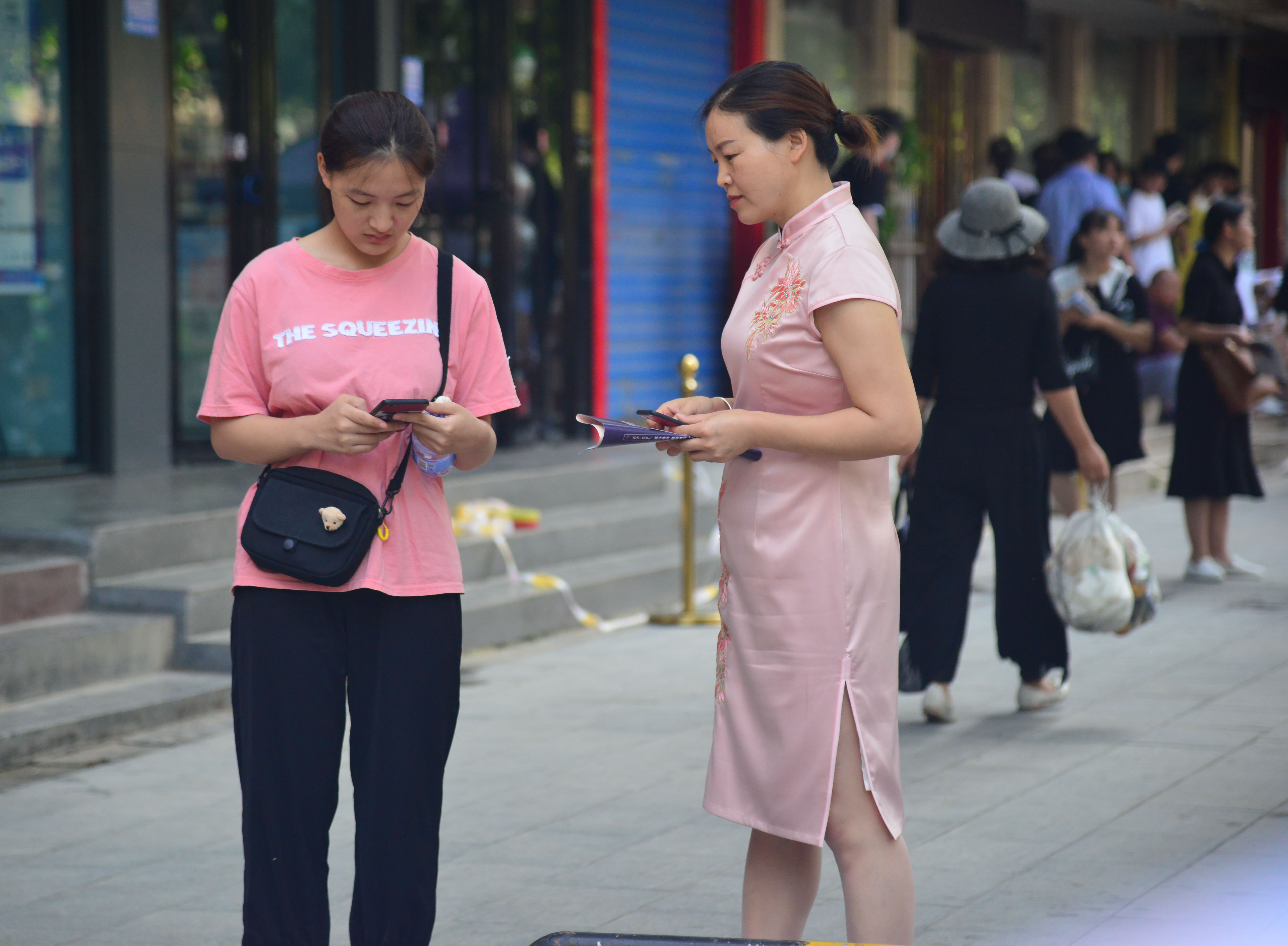 旗開得勝！高考考場外的旗袍媽媽們