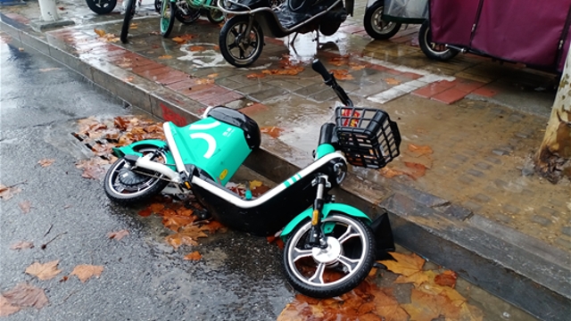 請(qǐng)把車子放好吧！