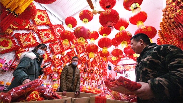 新年到！紅燈籠對聯(lián)市場俏