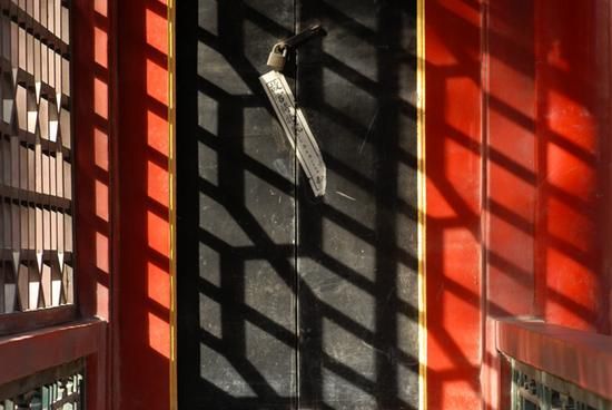 貼著封條的門 貼著封條的門