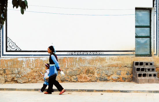 成年人都外出打工去了，剩下在村中閑逛的多是小 孩和老人，只要逗小孩玩樂，拍照也就更容易。