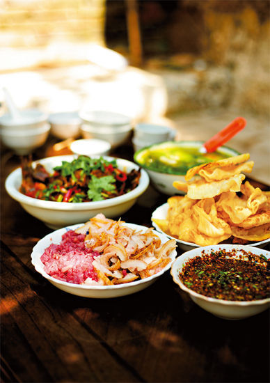 鮮魚、乳扇、生皮，這些在雙廊人看 來再普通不過的東西，比旅游招侍所 慣見的“農(nóng)家宴”更純正，所以，來到 雙廊的人，大多會吃到這樣的一頓地 道宴客菜。