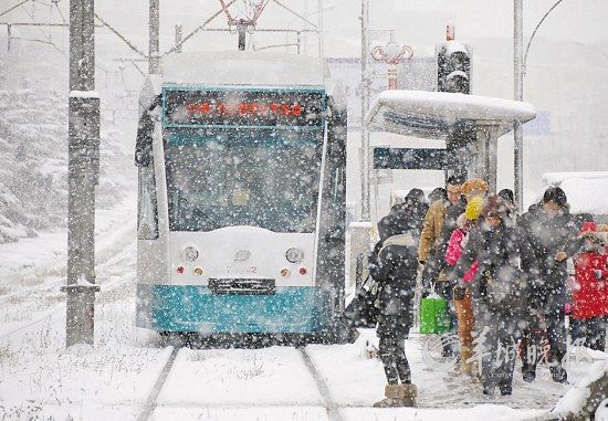 冬季，大連市民在雪中等候202路鐺鐺車 新華社發(fā)(呂文正 攝) 