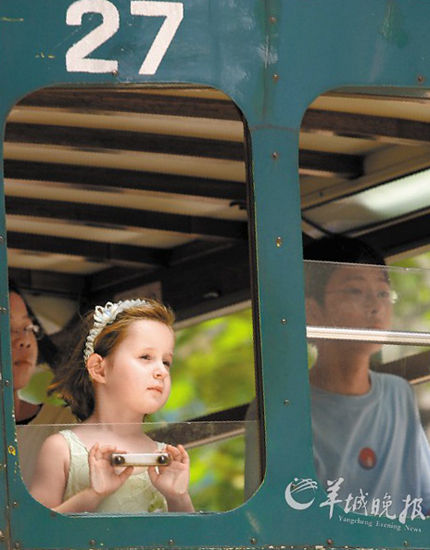香港鐺鐺車上，一名外國(guó)小女孩在瞭望街景 陸平/CFP