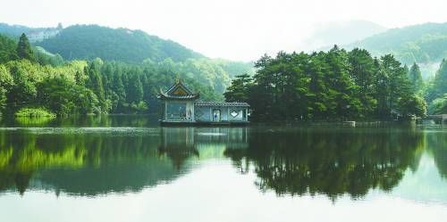  因湖形如琴而得名的如琴湖透著淡淡的寧?kù)o。